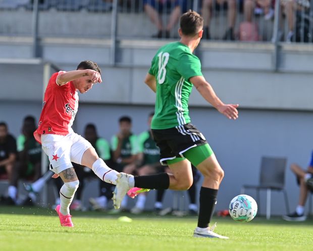 Srdjan Plavšič střílí proti brance Maccabi Haifa Srdjan Plavšič střílí proti brance Maccabi Haifa