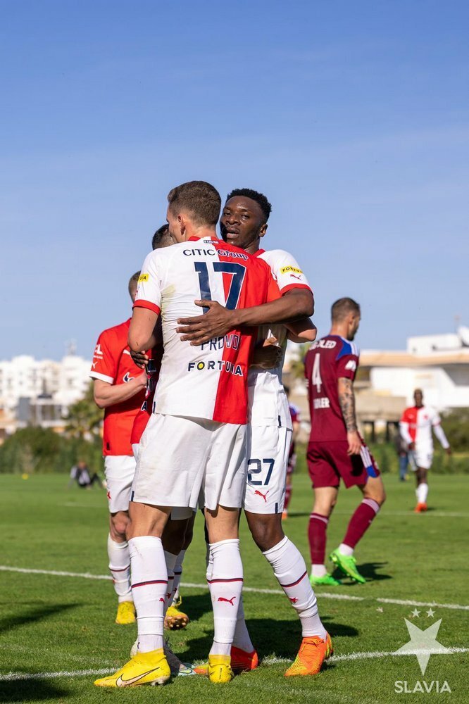 Slávisté se radují z gólu proti Servette FC