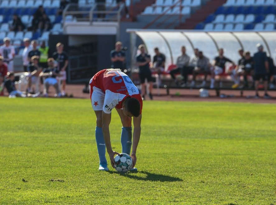 Útočník Petar Musa během penaltového rozstřelu v zápasu s Aarhusem