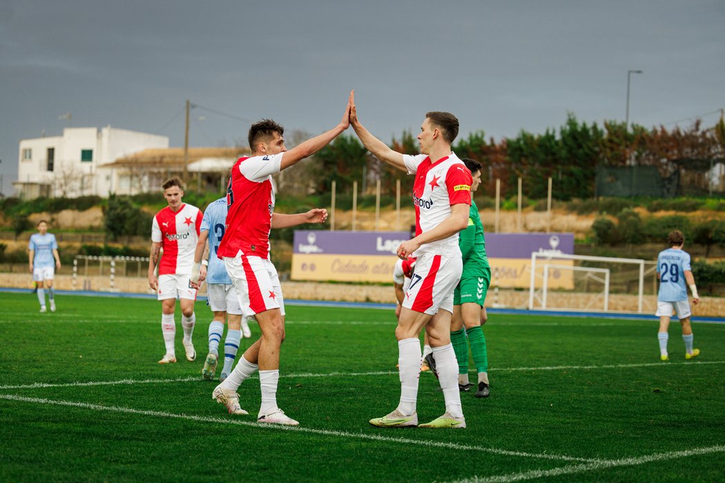 Lukáš Provod (vpravo) slaví s Mojmírem Chytilem třetí gól Slavie proti Sonderjyske