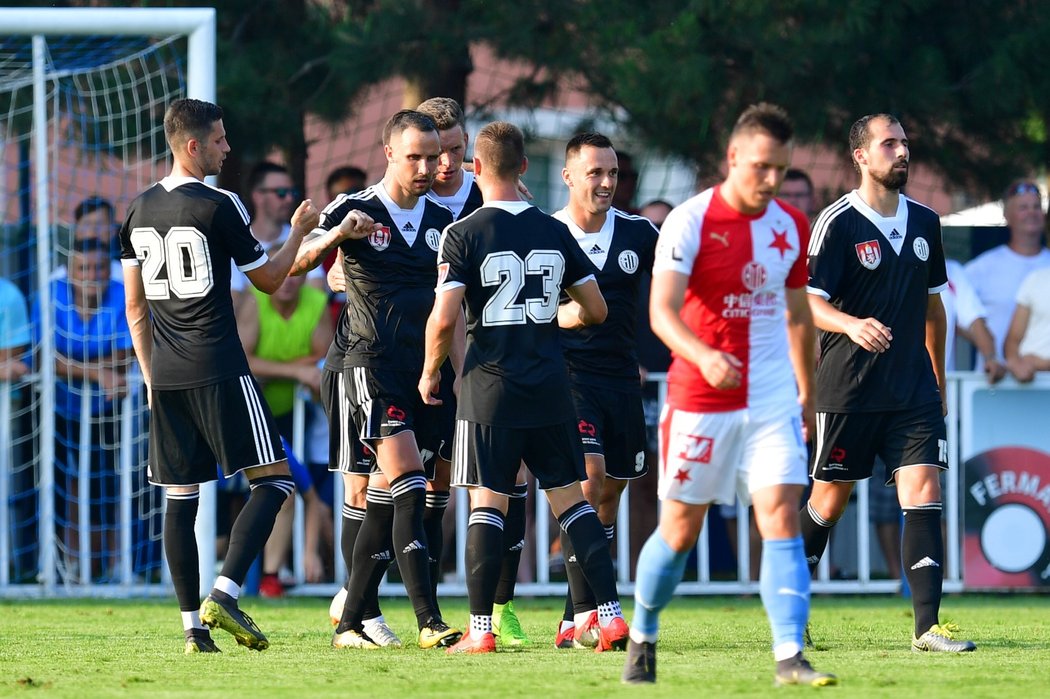 Fotbalisté Budějovic se radují z proměněné penalty Jiřího Kladrubského v zápase proti Slavii