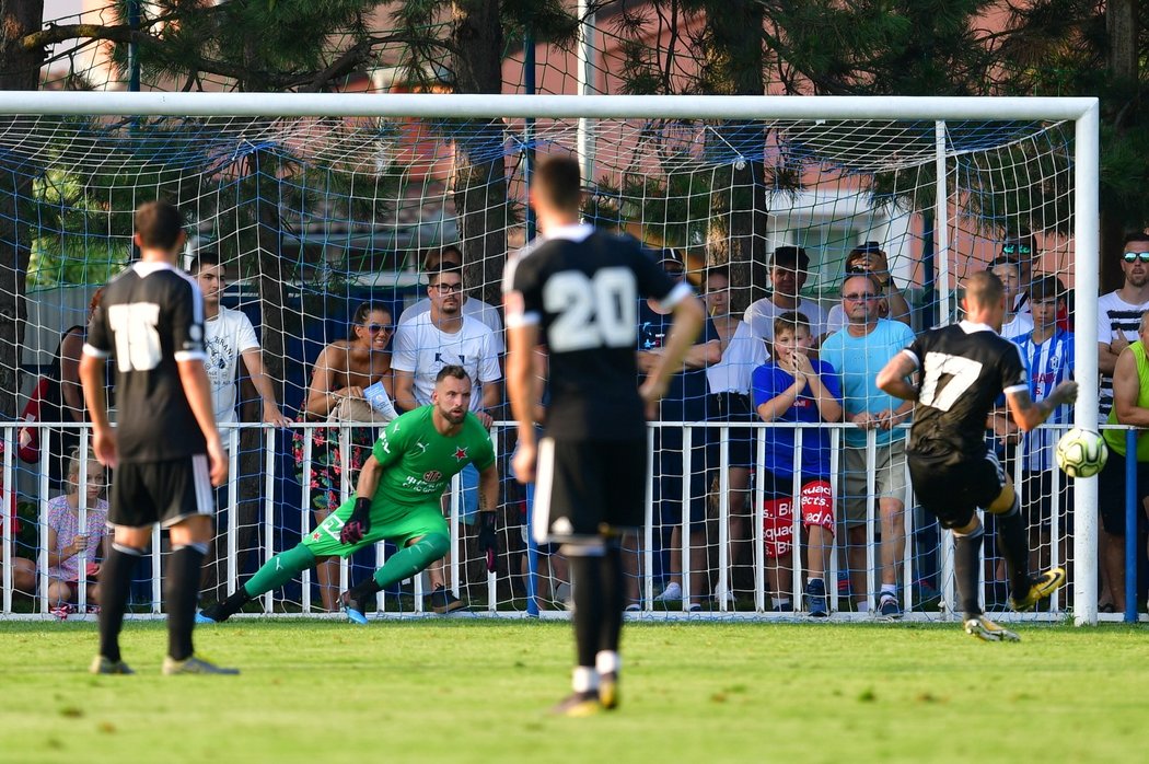 Jiří Kladrubský z penalty nekompromisně překonává brankáře Slavie Přemysla Kováře