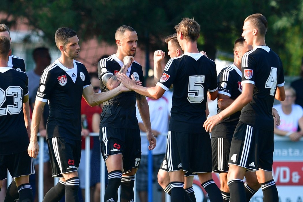 Fotbalisté Budějovic slaví druhý gól do sítě Slavie