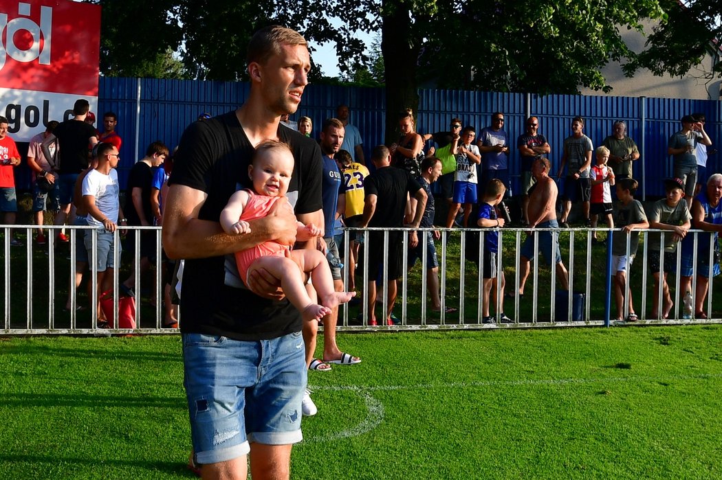 Tomáš Souček se přišel podívat na zápas s Budějovicemi a vzal i malou dcerku
