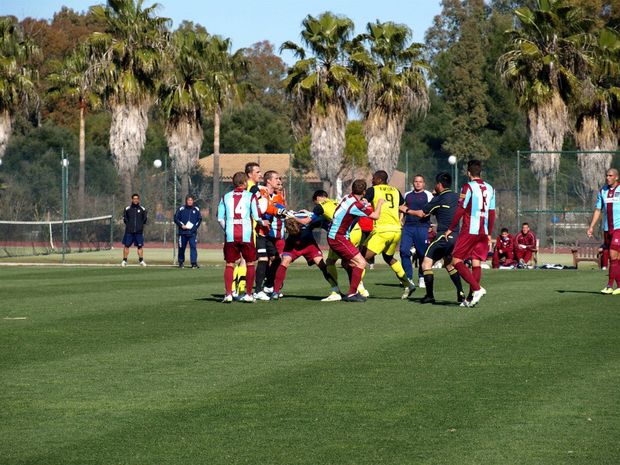 Fotbalisté Sparty a Bellinzony se snaží odtrhnout Pavla Pergla a Leonarda Kweukeho Fotbalisté Sparty a Bellinzony se snaží odtrhnout Pavla Pergla a Leonarda Kweukeho