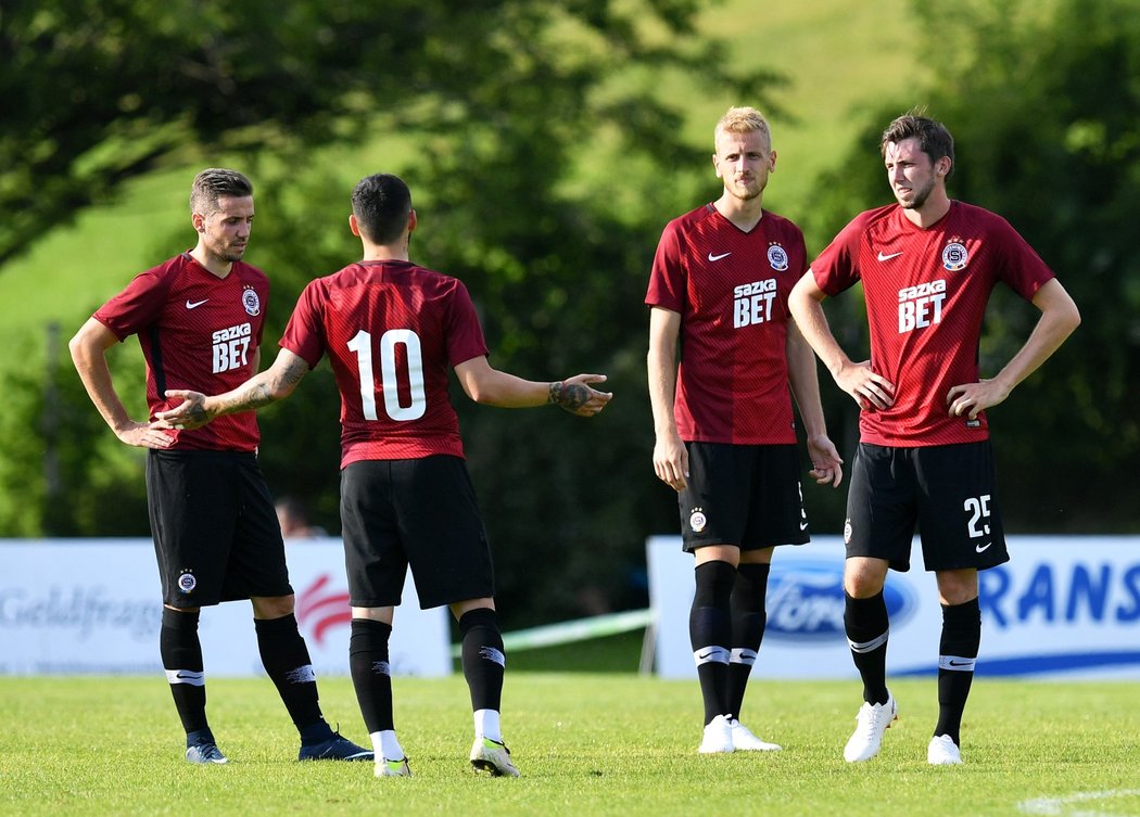 Sparťanští fotbalisté během přípravného zápasu s Celtikem, zleva Alexandru Chipciu, Nicolae Stanciu, Uroš Radakovič a Jiří Kulhánek