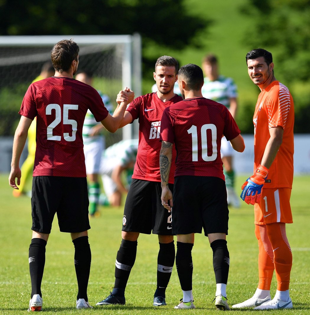 Sparťanští fotbalisté před přátelským duelem s Celtikem, zleva Jiří Kulhánek, Alexandru Chipciu, Nicolae Stanciu a Florin Nita