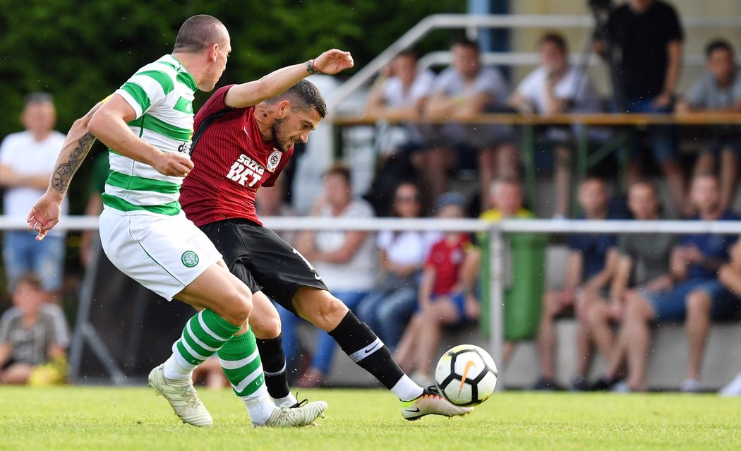 Nicolae Stanciu během střeleckého pokusu v utkání s Celtikem