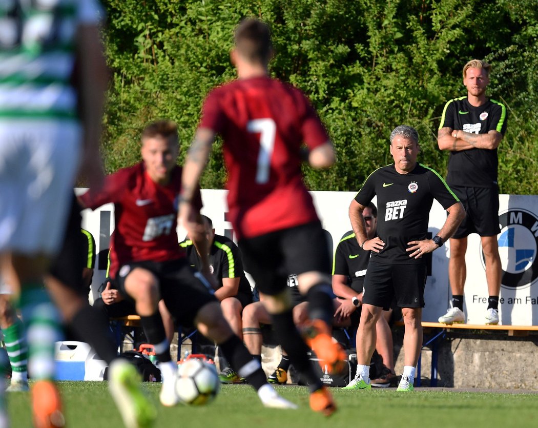 Sparťanský trenér Pavel Hapal a Radoslav Kováč (vpravo) během přípravného zápasu s Celtikem