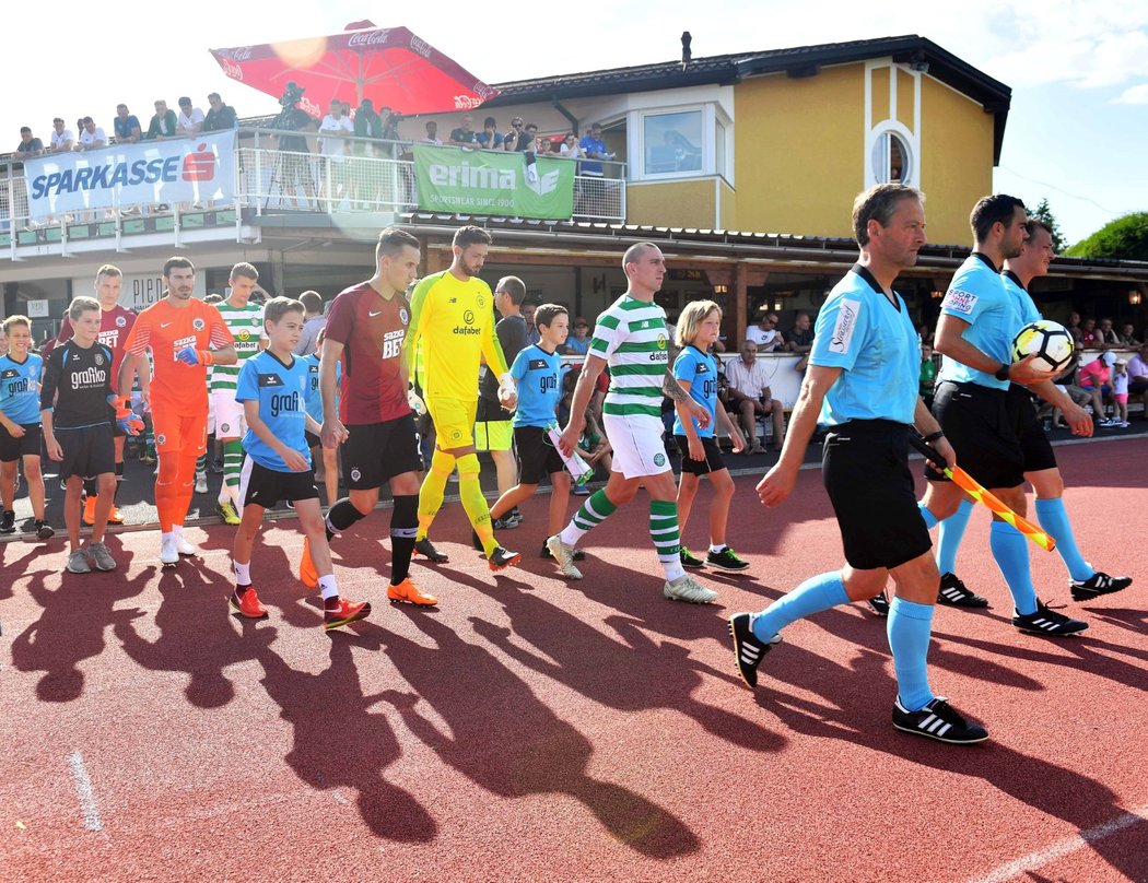 Fotbalisté Sparty a Celtiku při nástupu na hřiště před přátelským zápasem