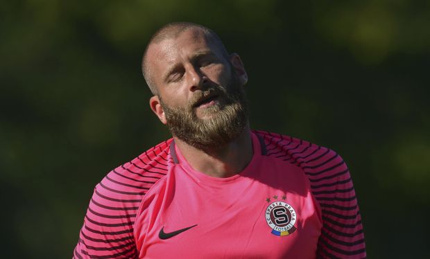 Smutný brankář David Bičík po inkasované brance od Kazaně Smutný brankář David Bičík po inkasované brance od Kazaně