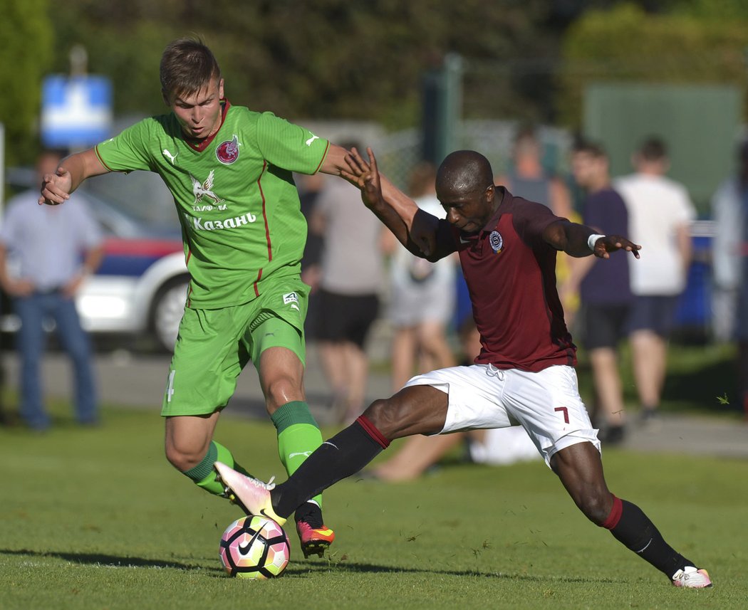 50 %  - KEHINDE FATAI, útočník, 26 let, Pořizovací cena: 10 milionů korun, Předchozí klub: Astra Giurgiu, Starty/góly ve Spartě: 47/14