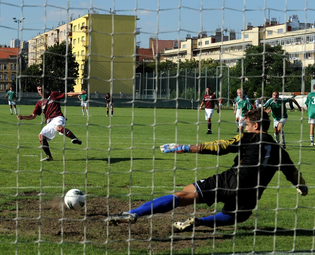 Gól! Ten sparťanský přišel z penalty, kterou proměnil Kamil Vacek