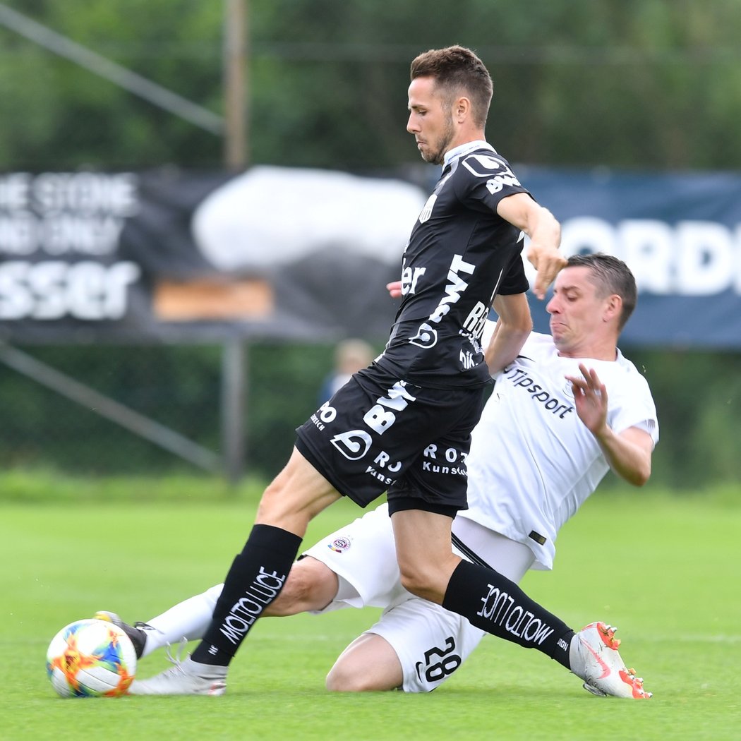 Ondřej Zahustel (v bílem) při přípravném zápase proti LASKu Linz