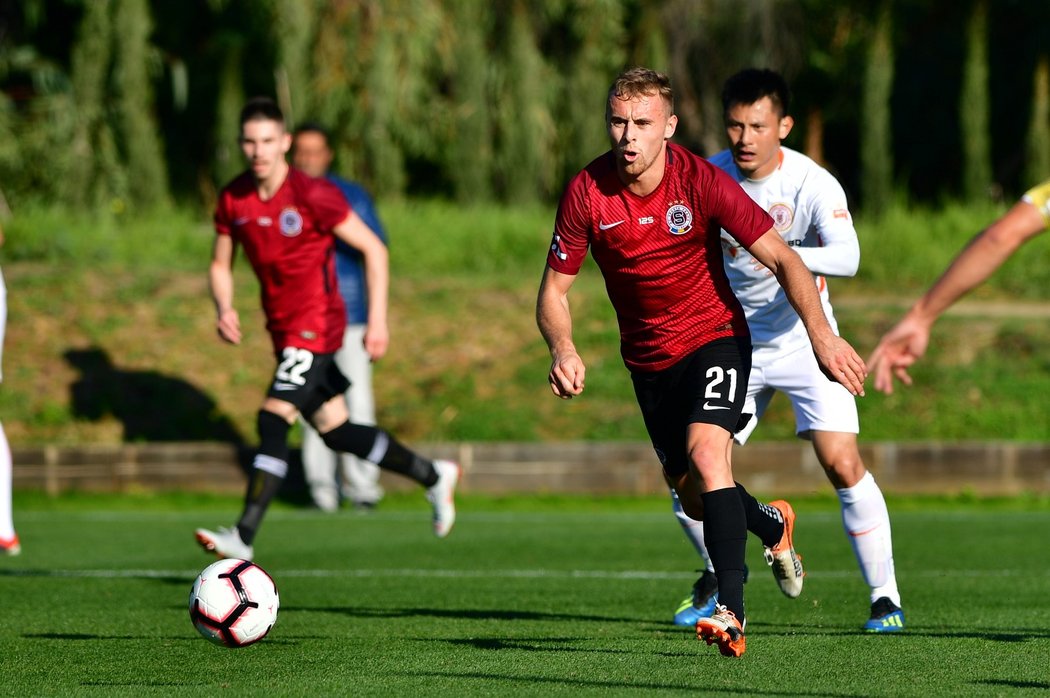 Martin Hašek vede balon v souboji s Pekingem Žen-che