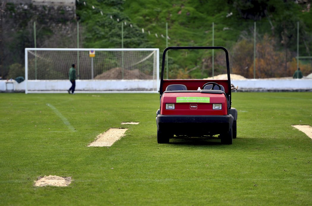 Kdepak zasněžená a zmrzlá hřiště jako v Česku, fotbalisté Sparty mají ve Španělsku k dispozici přírodní trávník