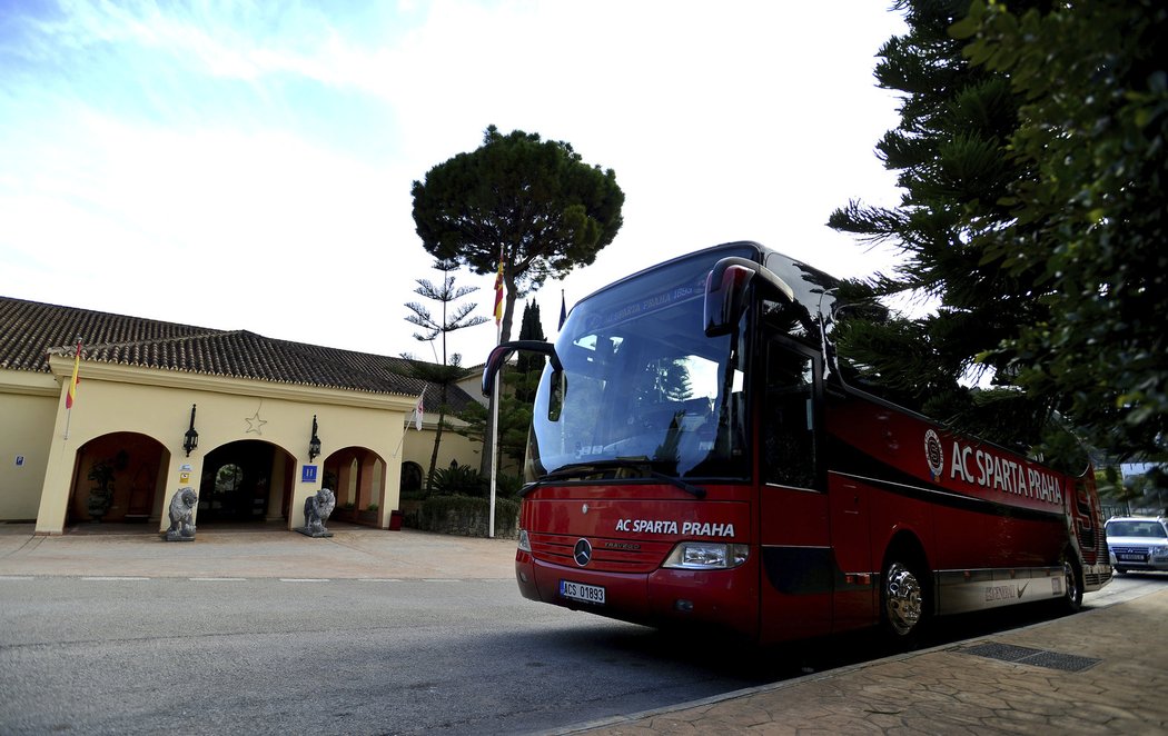 Fotbalisté Sparty už makají na soustředění ve Španělsku, k dispozici kromě komfortu mají i klubový autobus.