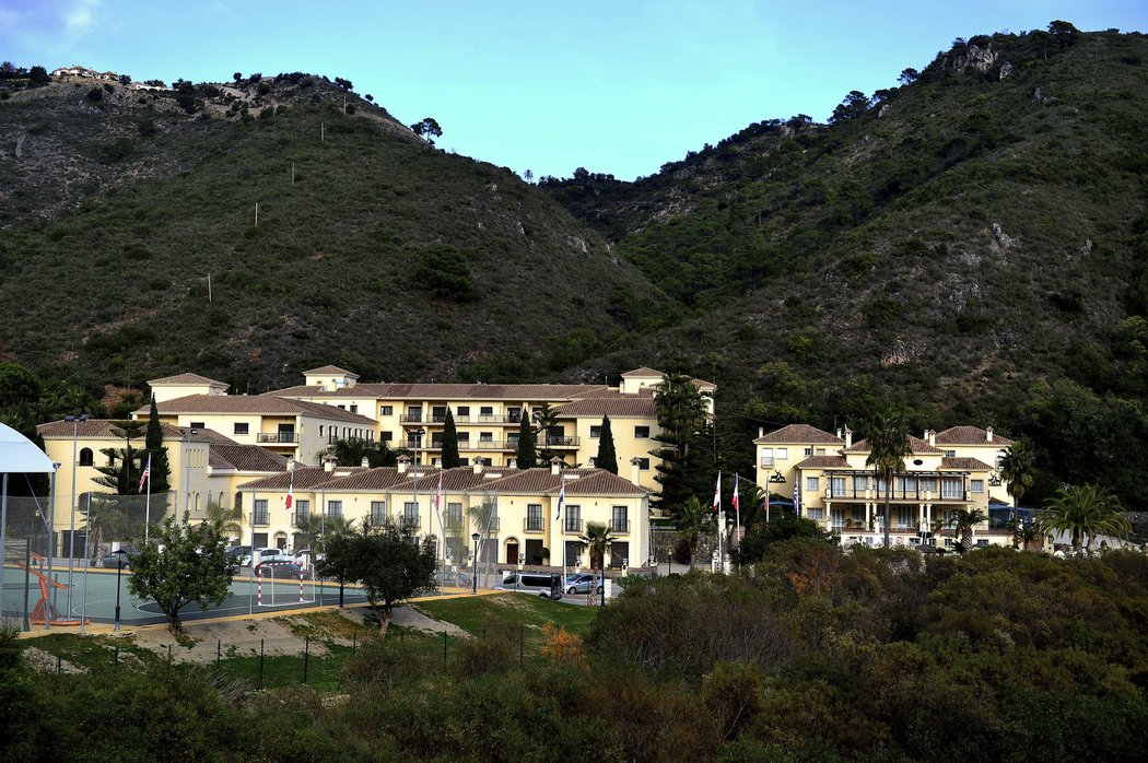 Hotelový komplex, kde fotbalisté Sparty štráví soustředění ve Španělsku, leží pod vrcholky hor.