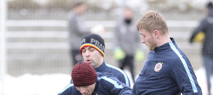 Start zimní přípravy fotbalové Sparty. O míč bojuje trojice Hušbauer, Krejčí a Brabec