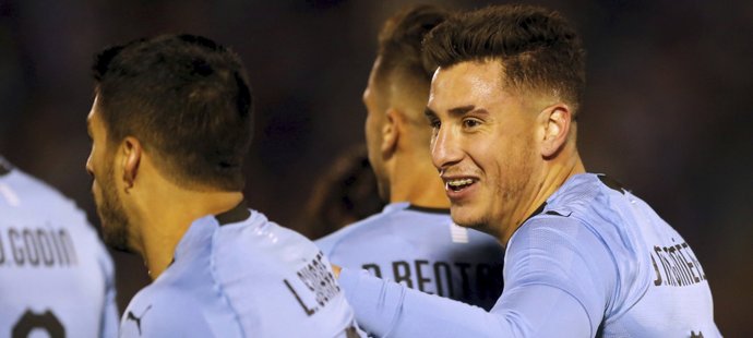 Jose María Gimenez slaví výhru Uruguaye v přípravě