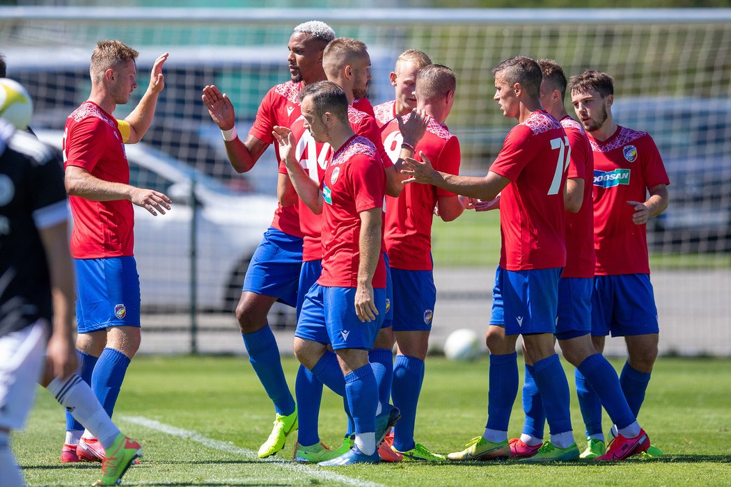 Fotbalisté Viktorie Plzeň poté, co vstřelili branku v přípravném utkání s Dynaem České Budějovice