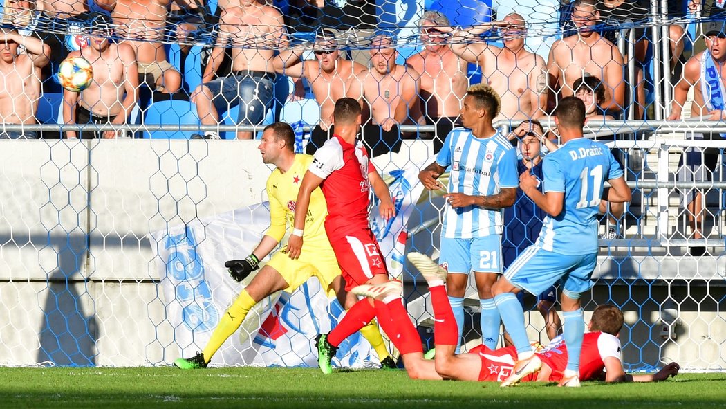 Moment předcházející třetí brance Slovanu. Trefil se Dejan Dražič