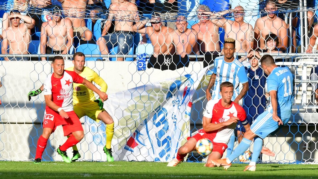 Moment předcházející třetí brance Slovanu. Trefil se Dejan Dražič