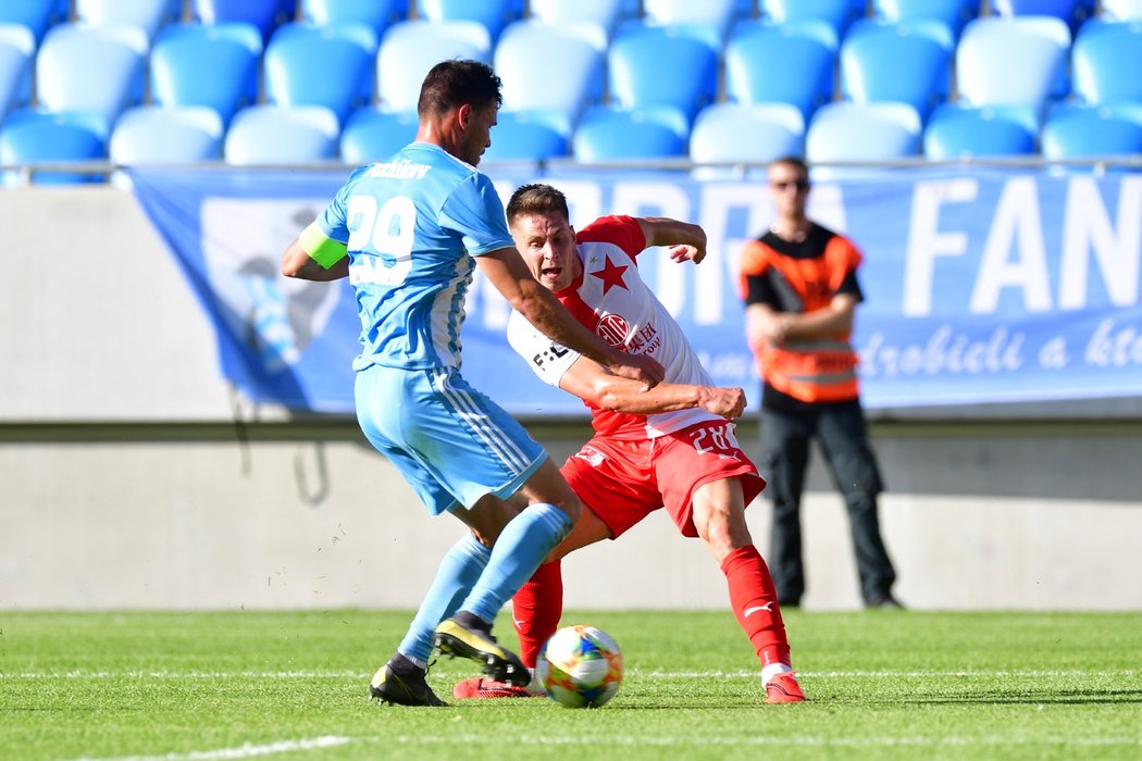 Lukáš Masopust (vpravo) v souboji s Vasilem Božikovem (vlevo) během zápasu Slavie se Slovanem Bratislava