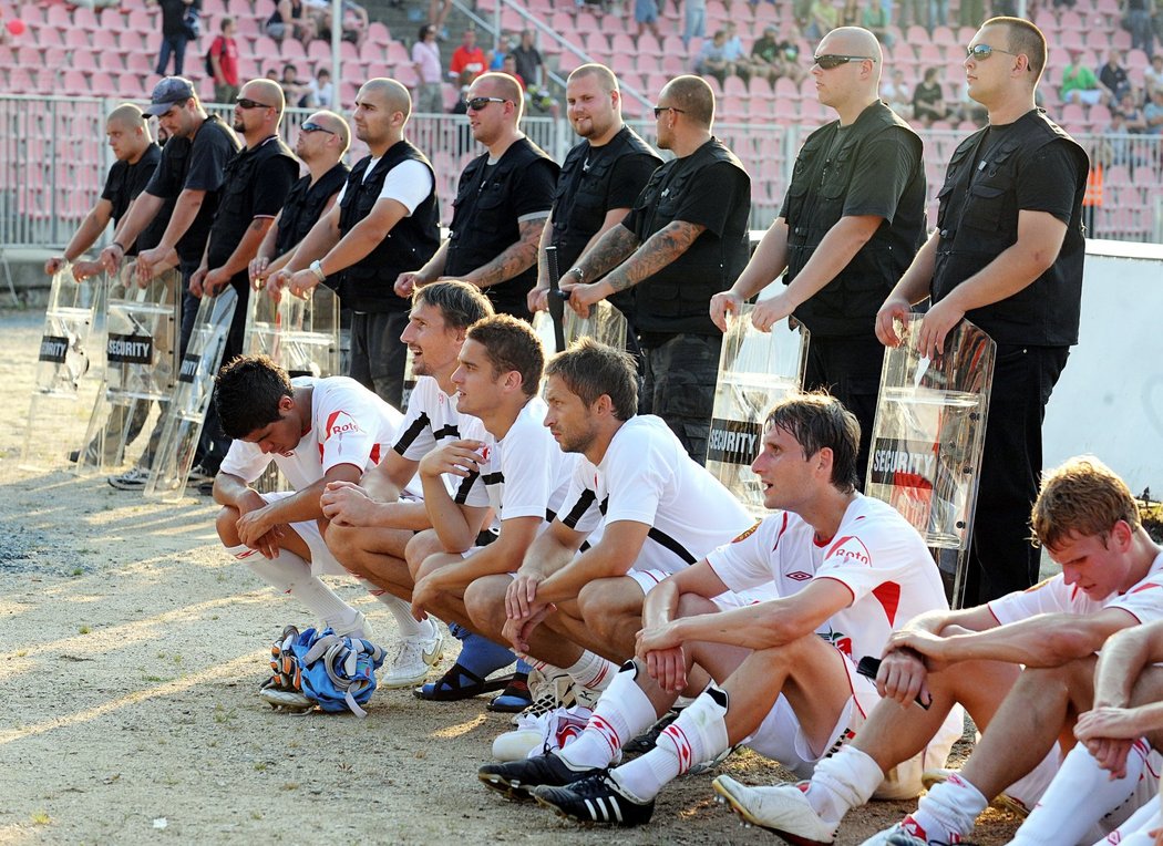 Fotbalisté Slavie se i po prohraném zápase přišli rozloučit s kotlem svých fanoušků, který hlídal kordon ochranky