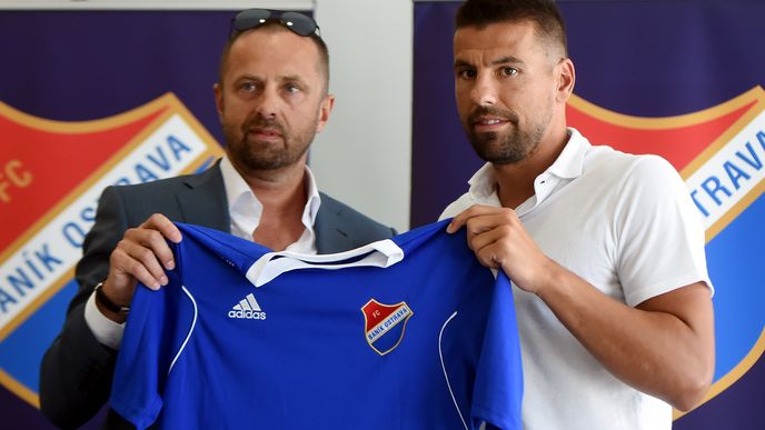 Milan Baroš (vpravo) pózuje s majitelem Baníku Ostrava Václavem Brabcem