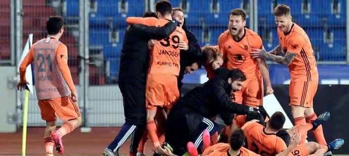 Fotbalisté Mladé Boleslavi oslavují třetí vstřelenou branku v zápase s ostravským Baníkem