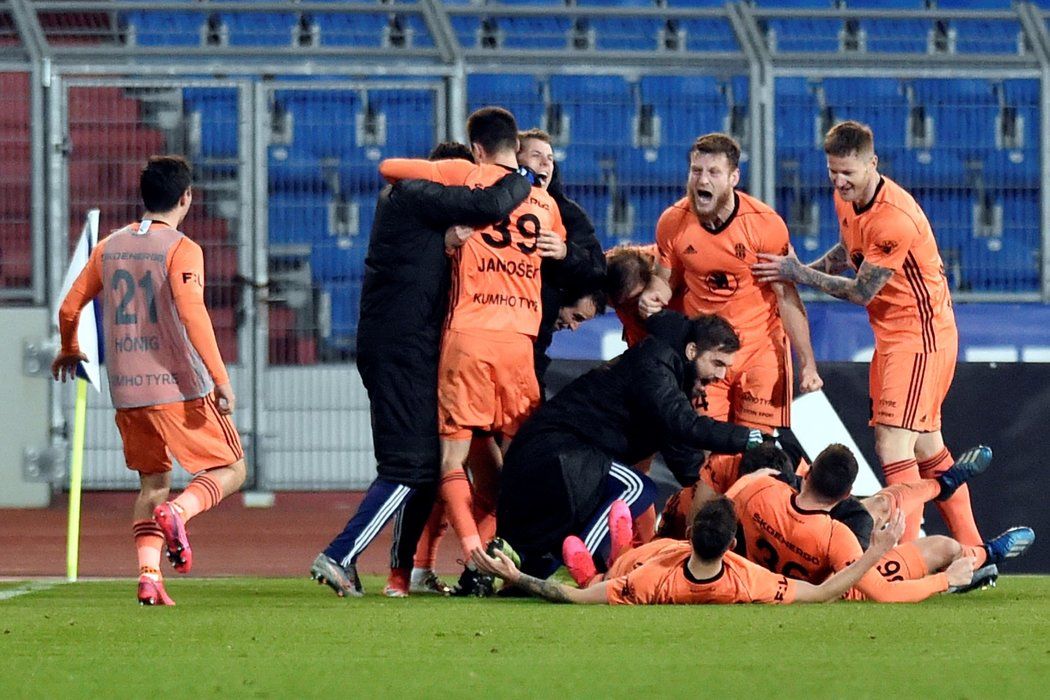 Fotbalisté Mladé Boleslavi oslavují třetí vstřelenou branku v zápase s ostravským Baníkem