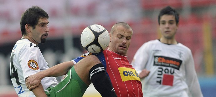 Jablonecký kapitán Petr Pavlík (vlevo) v souboji o míč s Tomášem Doškem z Brna.