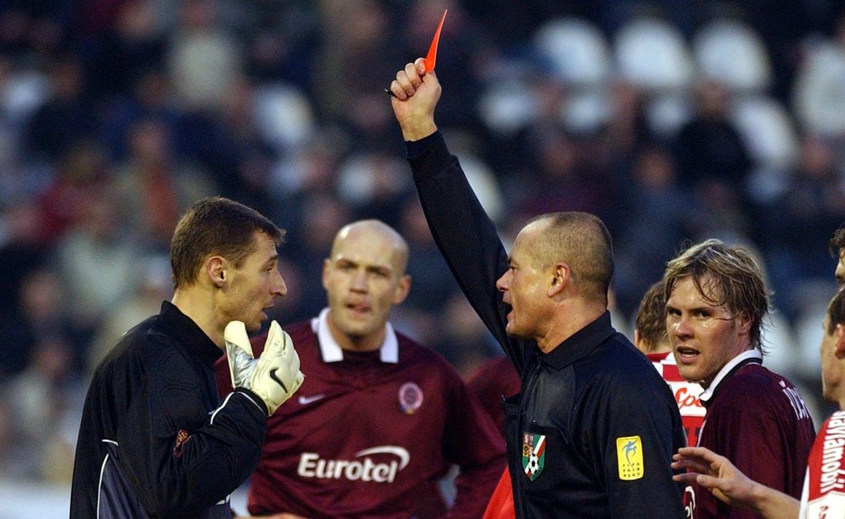 Petr Kouba byl v březnu 2004 v derby vyloučen, ale výhru Sparty vychytal mladý David Bičík