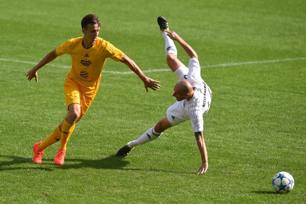 V prvním poločase diváci v Karviné branku neviděli, fotbalisté se je alespoň snažili pobavit jiným způsobem