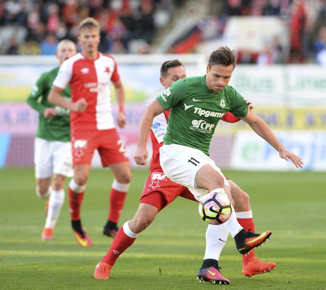 Stanislav Tecl si brání míč před Janem Bořilem