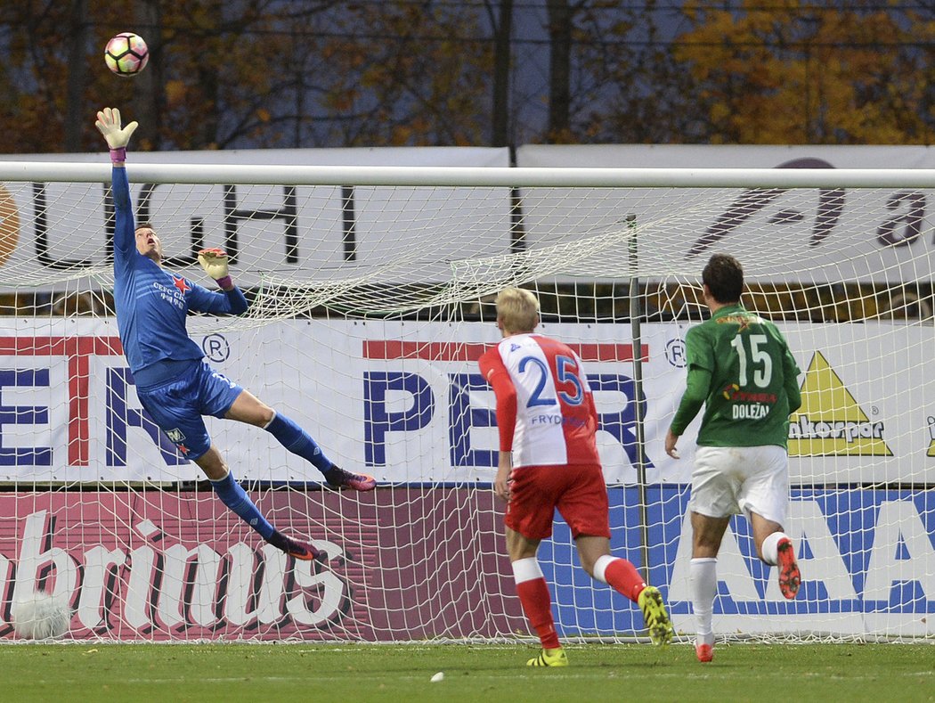 Jiří Pavlenka se natahuje po střele Matěje Hanouska