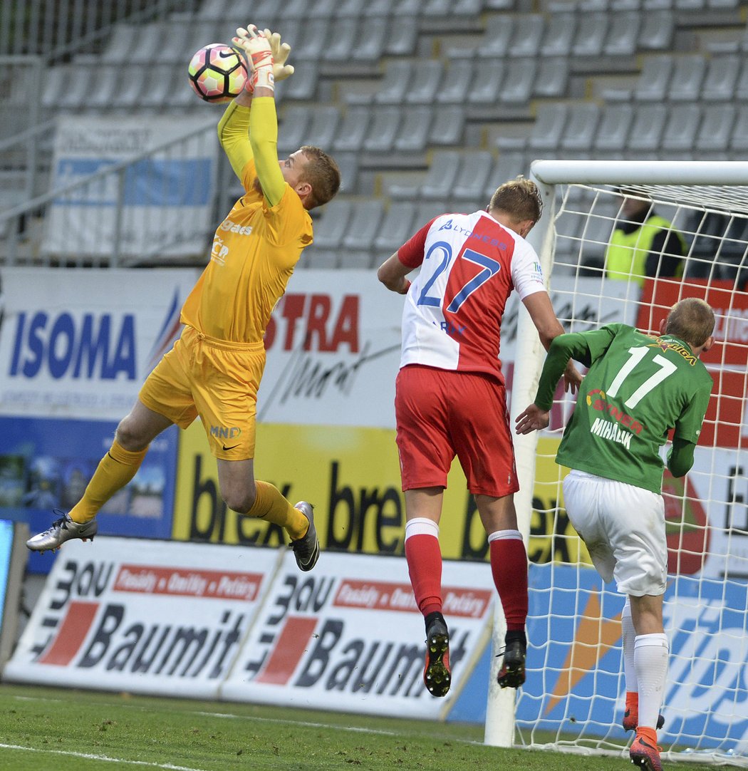 Vlastimil Hrubý se natahuje pro centr