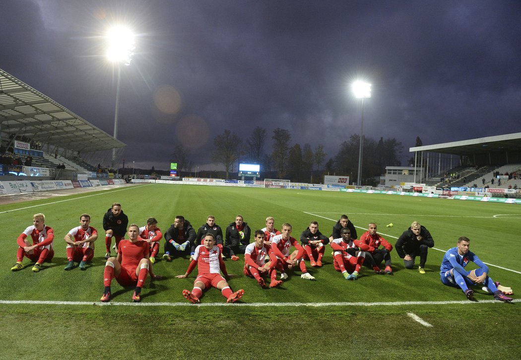 Fotbalisté Slavie si vyslechli chorál fanoušků