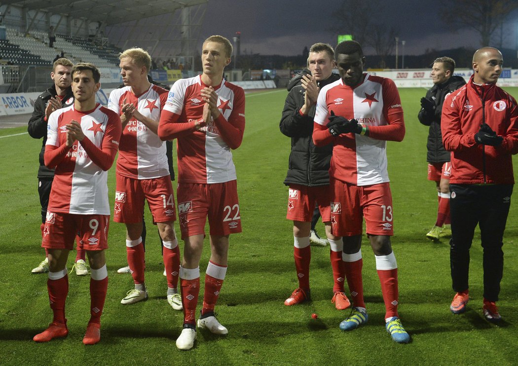 Hráči Slavie děkují svým fanouškům v Jablonci