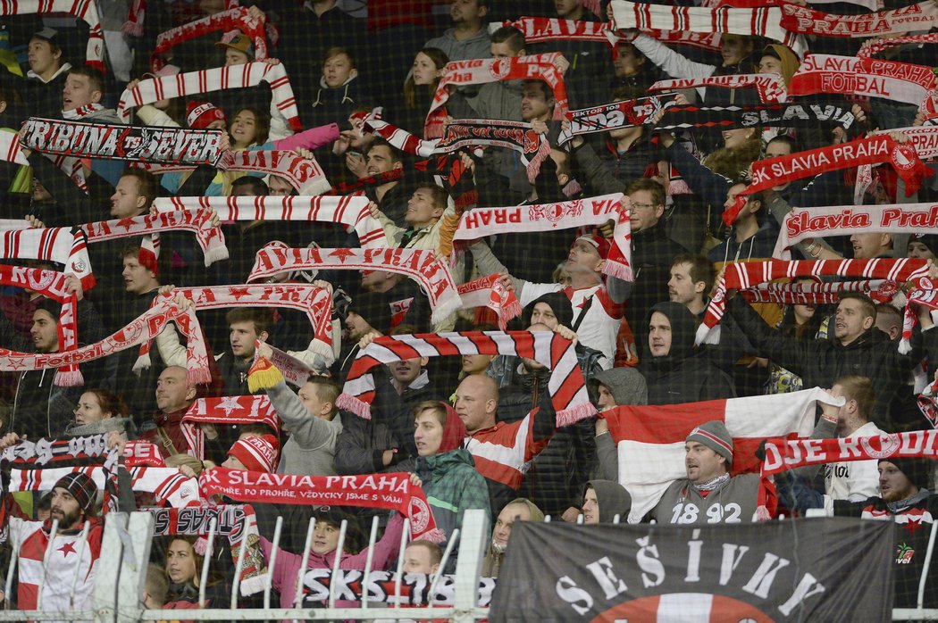 Během zápasu v Jablonci vytvářeli fanoušci Slavie parádní atmosféru