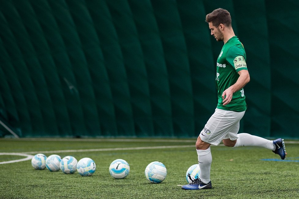 Michal Trávník pálí jednu z deseti střel. Břevno trefil čtyřikrát