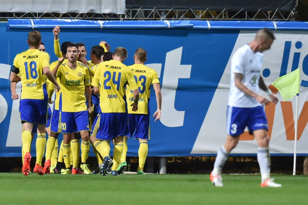 Fotbalisté Zlína se radují z gólu na hřišti Mladé Boleslavi