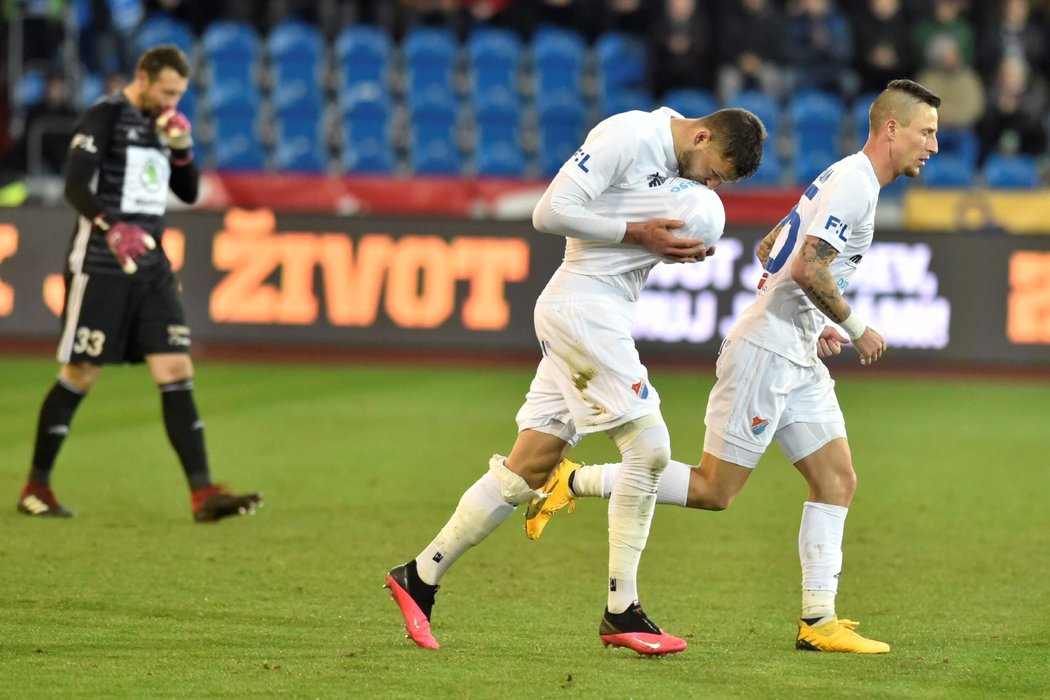 Patrizio Stronati z Ostravy po proměněné penaltě líbá míč schovaný pod dresem