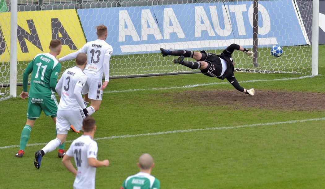 Matěj Koubek (vlevo) z Bohemians překonává karvinského brankáře Martina Berkovce