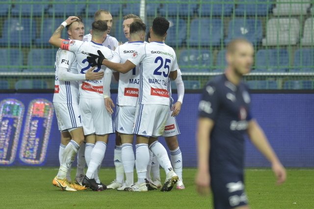 Fotbalisté Mladé Boleslavi oslavují úvodní trefu v duelu se Slováckem