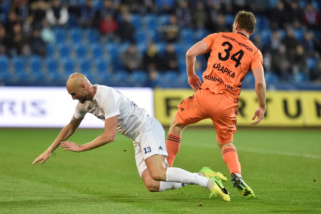 Tomáš Smola (vlevo) a Antonín Křapka (vpravo) během souboje o míč