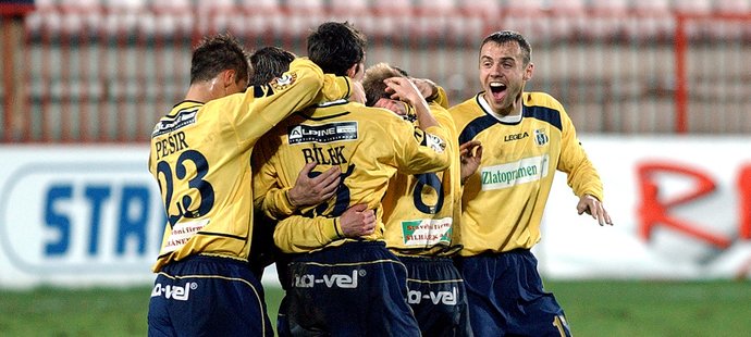 Fotbalisté Blšan slaví gól proti Příbrami v sezoně 2004/05