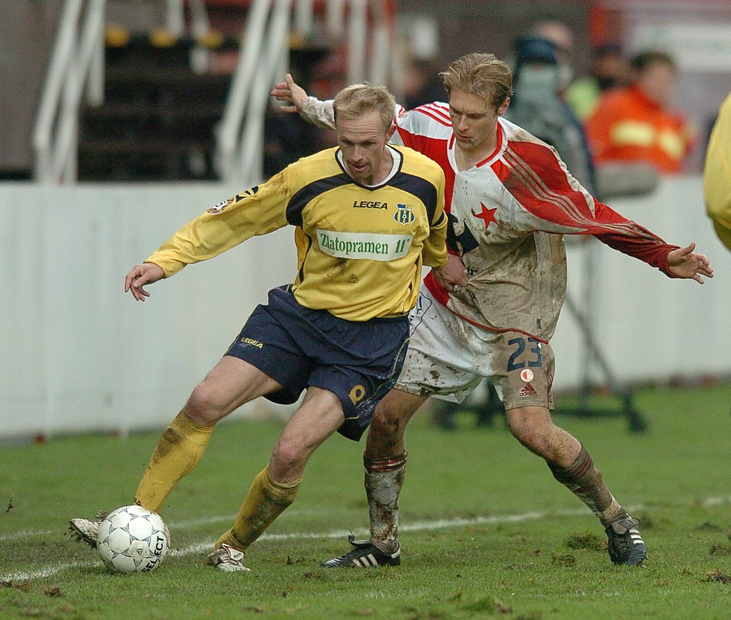 Radek Šelicha (ve žlutém) z Blšan a Karel Piták (v červenobílém) ze Slavie v sezoně 2004/05