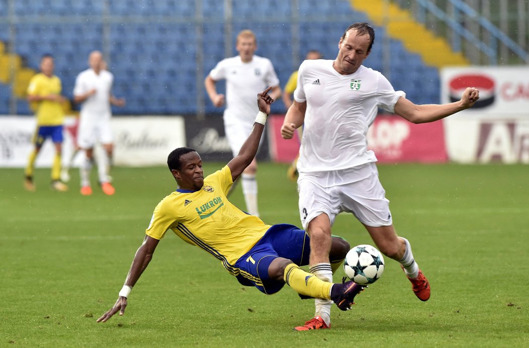 Dame Diop zastavuje rozběhnutého Pavla Košťála